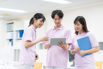 介護施設の事務所の若い男女の介護士