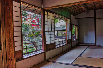 日本の田舎の山間では秋になると紅葉が色づきます