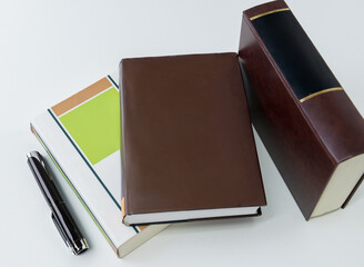 ビジネス書とノート、ペンを並べた学習と知識のイメージ