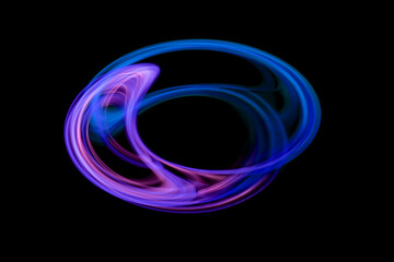 黒バックの中で浮かび上がる青系の流動的な光の渦