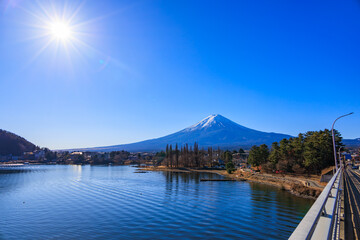 河口湖大橋から見えた冬の青空と太陽と富士山 © yuuki
