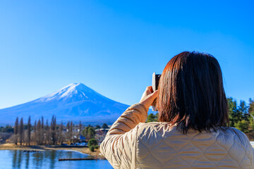 河口湖大橋から見えた富士山を撮る女性 © yuuki