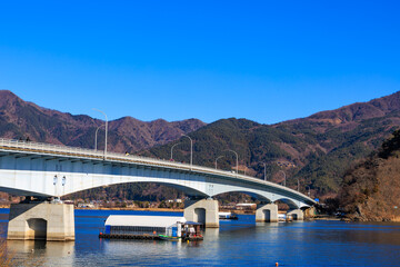 冬の河口湖に架かる河口湖大橋 © yuuki