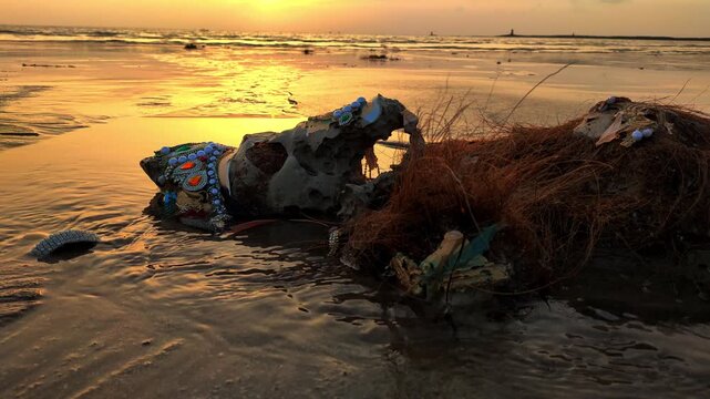 Ganesh visarjan at mumbai beach | broken ganesha idol after immersion | ganesh visarjan 