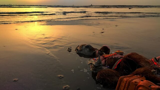 Ganesh visarjan at mumbai beach | broken ganesha idol after immersion | ganesh visarjan 