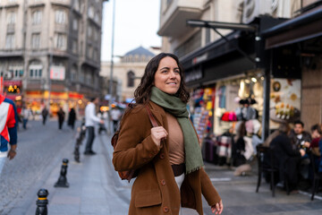 Obraz premium Young woman exploring Istanbul city street