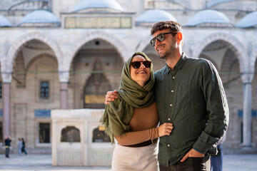Fototapeta premium Happy couple exploring historic Istanbul mosque courtyard