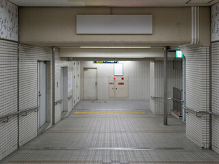 タイル張りの通路