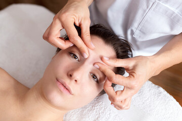 Massaggio sulla fronte