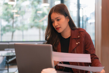 Fototapeta premium businesswoman involved in conversation working on computer discuss new startup project Idea presentation.