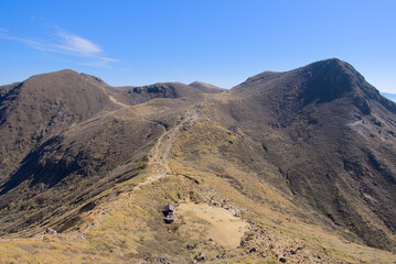 大分県のくじゅう連山、星生山東端から望む中岳、久住山