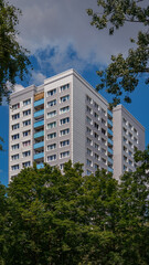 Obraz premium Plattenbau im Grünen: Wohnhochhaus im 