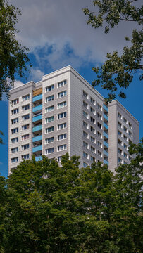 Plattenbau im Gr&uuml;nen: Wohnhochhaus im "Sewanviertel" in Berlin-Friedrichsfelde