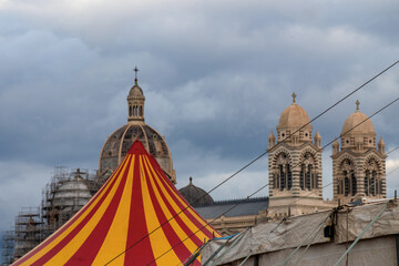 Fototapeta premium Chapiteau d'un cirque devant la cathédrale Sainte-Marie Majeure de Marseille