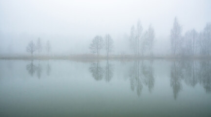 Mglisty poranek nad jeziorem © Piotr