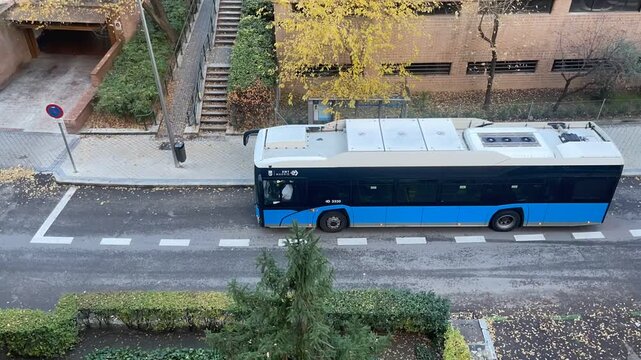 Autob&uacute;s llegando a parada de pasajeros viajeros y movimiento rapido time lapse de personas y coches en calle de ciudad