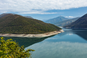 Obraz premium Zhinvali Reservoir Surrounded By Forested Mountain Hills In Georgia
