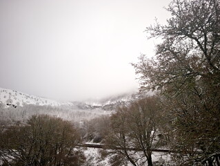 La foschia che scende dalla montagna