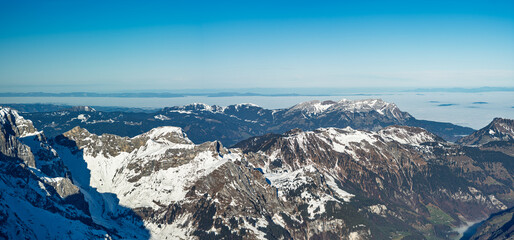 Ausblick vom Titlis richtung Widderfeld Stock, Schluchberg(vorne rechts), Pilatus(hinten rechts) - Dezember