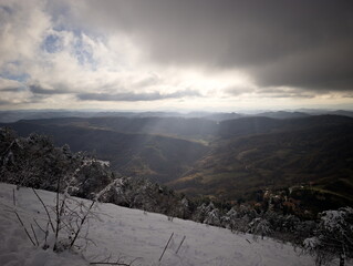 Fasci di luce sulle montagne