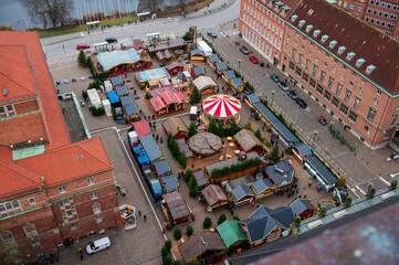 Luftaufnahme vom Kieler Weihnachtsmarkt an einem tr&uuml;ben Tag im Dezember 2025 auf dem Rathausplatz