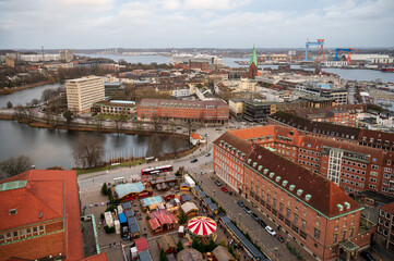 Luftaufnahme vom Kieler Weihnachtsmarkt an einem tr&uuml;ben Tag im Dezember 2025 auf dem Rathausplatz