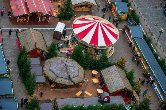 Luftaufnahme vom Kieler Weihnachtsmarkt an einem tr&uuml;ben Tag im Dezember 2025 auf dem Rathausplatz