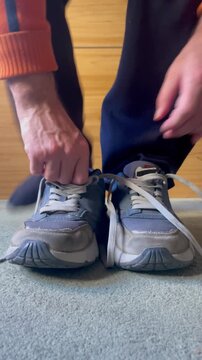 Atando cordones con nudo zapatilla de deporte