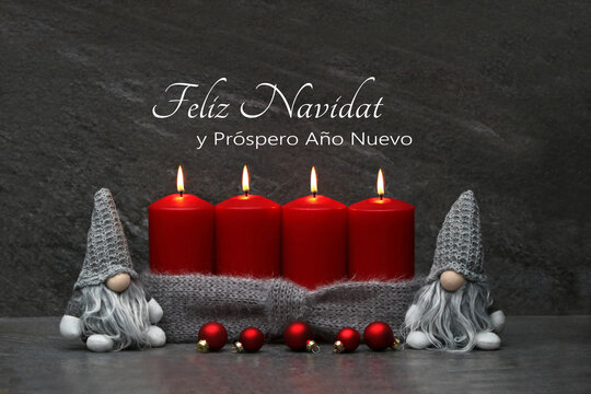 Tarjeta navide&ntilde;a: Saludos navide&ntilde;os en espa&ntilde;ol con velas rojas encendidas, adornos navide&ntilde;os, ramas de abeto y dos elfos. &iexcl;Feliz Navidad y pr&oacute;spero A&ntilde;o Nuevo!