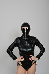 Naklejka premium frau, gestalten, schönheit, black, glamour, haar, lack, leder, . hoddie, body, bekleidung, domina, kaputze, anorack, verschleiert, verhüllt, sonnebrille, sturmhaube, model, fotoshooting, isoliert, brü