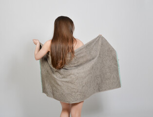 Naklejka premium bdazimmer, dusche, wellness, hygiene, frau, handtuch, mädchen, nackt, abtrocknen, körper, bodypart, lange, braune, brünette, haare, bekleidung, schönheit, atelier, leitbild, gestalten, person, glamour