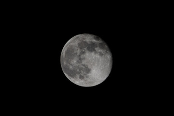 Obraz premium Waning Gibbous Moon with Shadowed Crater Edge at Night