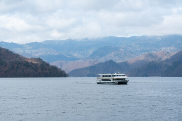 晩秋の中禅寺湖と遊覧船