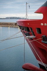 Ferry &agrave; quai dans le port de Marseille