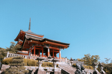 Fototapeta premium Low angle side view of the vermilion West Gate (Sai-mon) at Kiyomizu-dera Temple in Kyoto
