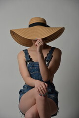 Fototapeta premium junge, teenager, strohhut, jeans, latzhose, model, pose, chapeau, frau, gestalten, schönheit, person, cowboy, cowgirl, heranwachsender, leute, jean, lächelnd, haar, gesicht, körper, bekleidung, stil, 