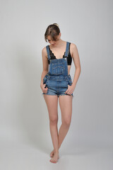 Naklejka premium junge, teenager, strohhut, jeans, latzhose, model, pose, chapeau, frau, gestalten, schönheit, person, cowboy, cowgirl, heranwachsender, leute, jean, lächelnd, haar, gesicht, körper, bekleidung, stil, 