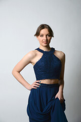 Naklejka premium kleid,. bauchfrei, top. frau, gestalten, bekleidung, glamour, haar, leitbild, schönheit, atelier, posing, eleganz, rot, brünett, gesicht, stil, black, person, leute, elegant, grossartig, sinnlich, läc