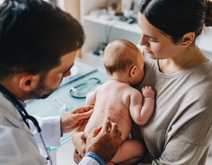 Obraz premium Pediatra badający niemowlę z wysypką