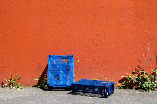 Cagette en plastique bleu - d&eacute;chets dans la rue