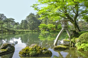 Fototapeta premium 兼六園・ことじ灯籠 / Kotoji Lantern at Kenrokuen Garden（石川/Ishikawa）