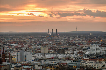 Schornsteine in Berlin bei Sonnenuntergang