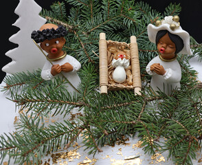 une petite cr&egrave;che dans les branches