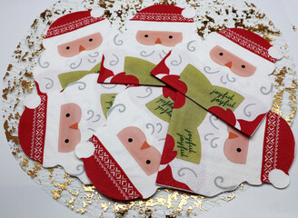 petits p&egrave;re No&euml;l an rond sur la table