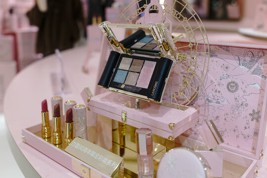 Lanc&ocirc;me 90th anniversary exhibition space featuring a pink-themed beauty counter with cosmetic displays and brand signage inside a retail environment.