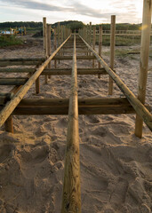 Detalhe de constru&ccedil;&atilde;o de estrutura em madeira n&oacute;rdica junto ao mar nas dunas de areia. 