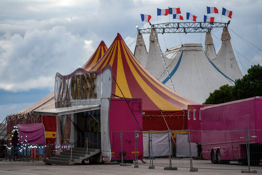 Entr&eacute;e d'un cirque sous chapiteau