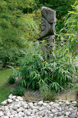 Holzfigur im Bambuswald