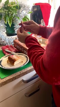 rosc&oacute;n de reyes y caja con adorno de Navidad en time lapse velocidad r&aacute;pida