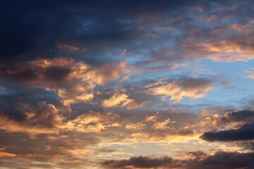 Fototapeta premium Stunning Evening Clouds: A Tranquil Sky Brushstroke at Sunset with Hues of Blue and Nature's Beauty